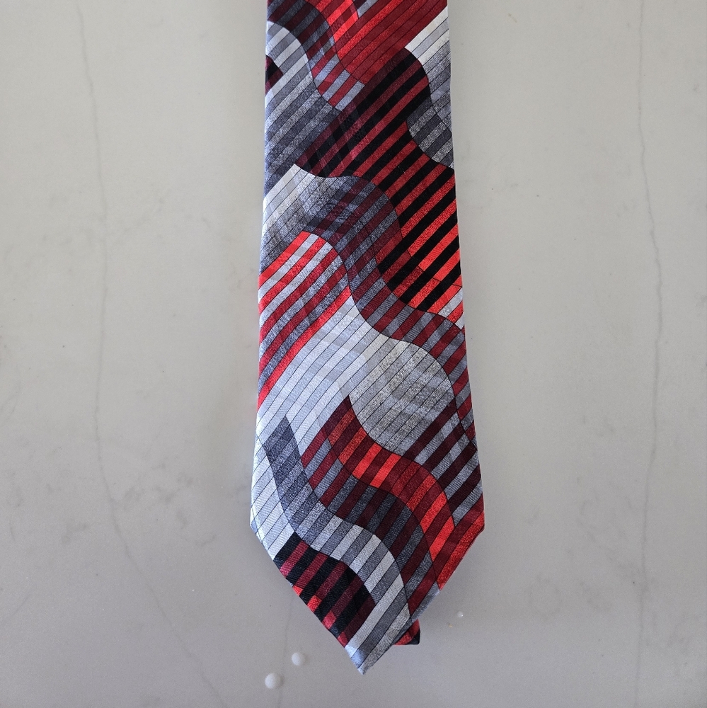 Dynamic Red and Gray Geometric Tie